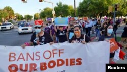 Pristalice reproduktivnog izbora učestvuju u nacionalnom Maršu žena, održanom nakon što je Teksas uveo gotovo potpunu zabranu pobačaja i pristupa lijekovima koji izazivaju pobačaj, u Brownsvilleu, Teksas, 2. oktobra 2021.
