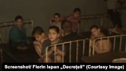 Copii abandonați în orfelinatul de la Cighid- Imagine din filmul „Născuți la comandă. Decrețeii” în regia lui Florin Iepan.