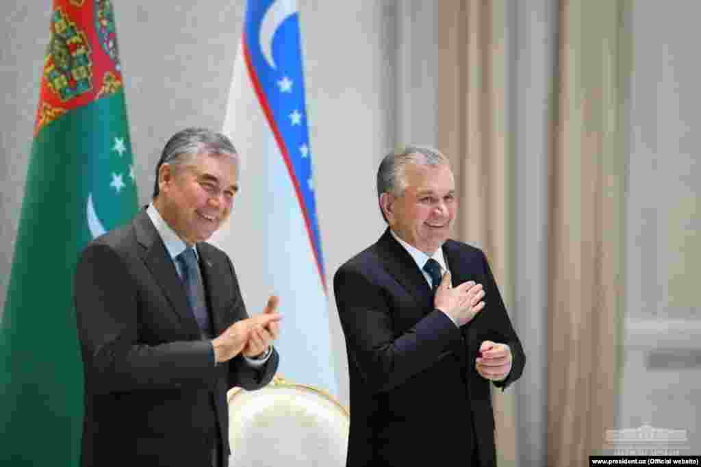Президенты Туркменистана и Узбекистана Гурбангулы Бердымухамедов (слева) и&nbsp;Шавкат Мирзиёев (справа)