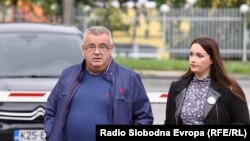 Otac i sestra pokojnog Dženana - Arijana i Muriz Memić ispred Suda Bosne i Hercegovine u Sarajevu, 7. oktobra 2021. godine