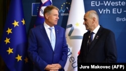 Primul ministru al Slovaciei Janez Jansa i-a urat ieri bun venit la reuniunea UE-Balcani de Vest de la Brdo, lângă Ljubljana, președintelui Klaus Iohannis. În marja convorbirilor, alți liderii regionali au avut întâlniri cu președintele Macron și cancelarul german în exercițiu, Angela Merkel.