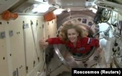 O fotografie furnizată de Roscosmos pe 5 octombrie 2021 o arată pe actrița rusă Iulia Peresild la ceea ce pare a fi bordul Stației Spațiale Internaționale (ISS).