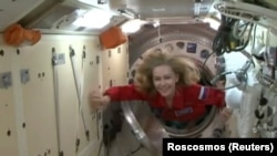 O fotografie furnizată de Roscosmos pe 5 octombrie 2021 o arată pe actrița rusă Iulia Peresild la ceea ce pare a fi bordul Stației Spațiale Internaționale (ISS).
