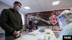 Призывник в Свердловске сдает результат анализа на антитела - перед началом службы
