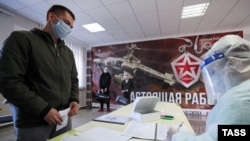 Sverdlovsk: soldat prezintă testul negativ anti-Covid înainte de a pleca în misiune, Rusia, iunie 2021.