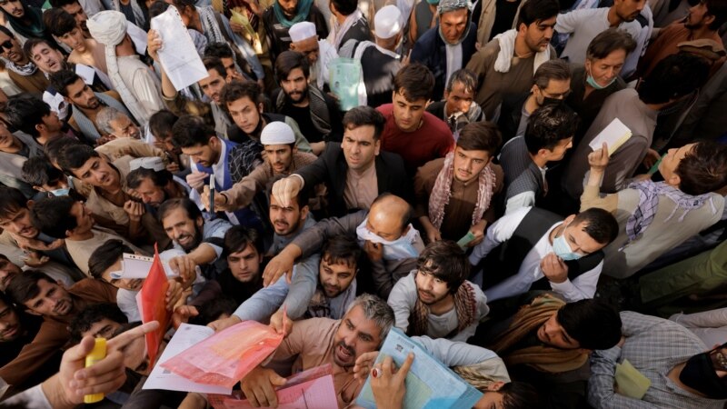 یو شمېر افغانان: د پاسپورټونو ترلاسه کولو لپاره بايد مياشتې انتظار وکړو