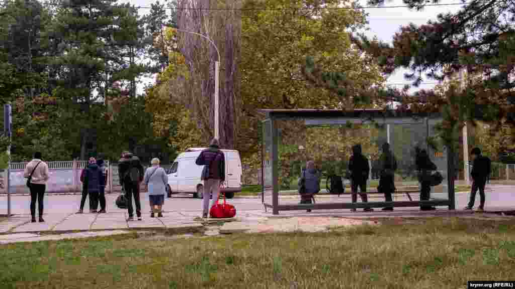 Студенты после занятий в ожидании транспорта на единственной в поселке автобусной остановке