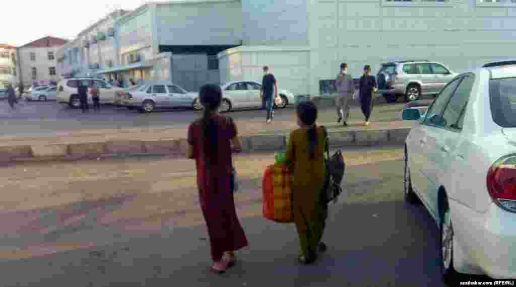 Dünýäniň gaza baý ýurtlarynyň birinde plastik gaplary çöplemek hem&nbsp; &#39;iş&#39; boldy. Aşgabat, 2021.&nbsp;