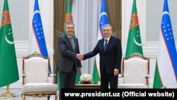 Öňki prezident Gurbanguly Berdimuhamedow Özbegistanyň prezidenti Şawkat Mirziýoýew bilen, arhiw suraty.