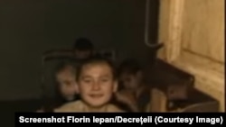 Copii în orfelinatul de la Cighid- Imagine din filmul „Născuți la comandă. Decrețeii” în regia lui Florin Iepan.