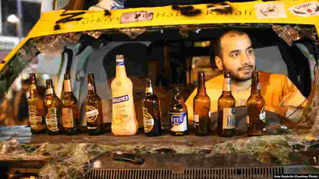Turska - Pivo je vruća roba na tržištu, mnogi demonstranti su ljuti što je turski premijer Erdogan pokušao ograničiti prodaju alkohola, trg Taksim, 8. juni 2013. 