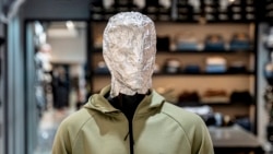 Фотография, сделанная 7 января в музее в западном афганском городе Герат, показывает экспозицию, изображавшую <a href="https://ru.wikipedia.org/wiki/%D0%91%D0%B0%D0%BC%D0%B8%D0%B0%D0%BD%D1%81%D0%BA%D0%B8%D0%B5_%D1%81%D1%82%D0%B0%D1%82%D1%83%D0%B8_%D0%91%D1%83%D0%B4%D0%B4%D1%8B" target="_self" class="wsw__a" dir="ltr">бамианские статуи Будды</a>, уничтоженные талибами еще в 2001 году. Теперь и в музее их изображения закрашены черной краской."<a href="https://www.golosameriki.com/a/un-denounces-taliban-morality-law-as-distressing-vision-for-afghanistan/7757027.html" target="_self" class="wsw__a" dir="ltr">Закон о морали</a>", запрещающий фотографии и видеосъёмку "одушевлённых существ", был впервые одобрен руководством "Талибана" в августе 2024 года, однако запрет вводился постепенно и применялся не во всех регионах Афганистана.