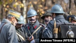 La parada de 1 Decembrie, participă și detașamente în uniforma Armatei Române din 1918. Exceptând anii în care URSS a ocupat țara, românii și-au celebrat mereu militarii. Dar 7 din 10 decenii au fost lipsiți de informații cheie despre liderii care au gândit și au decis Unirea. 