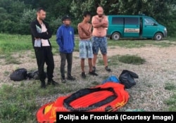 Doi migranți originari din Irak au fost salvați de la înec de polițiști în zona Gârla Mare. Ei au căzut în apă din cauza furtunii din barca unde mai erau un sirian și un alt irakian.