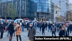 Люди блокують дорогу в Белграді, 27 листопада 2021 року
