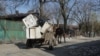 Multe dintre satele din România se zbat în sărăcie, cu infrastructură deficitară și fără utilități care să asigure locuitorilor un trai decent. Imagine generică din Sintești/Ilfov.