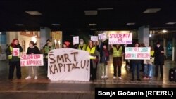 Studenti u centru Beograda sa porukama podrške vijetnamskim radnicima koji grade fabriku Linglong u Zrenjaninu. 