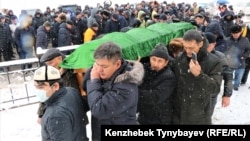 Поэт и диссидент Арон Атабек (Едигеев) похоронен на кладбище в микрорайоне Баганашыл. Алматы, 26 ноября 2021 года