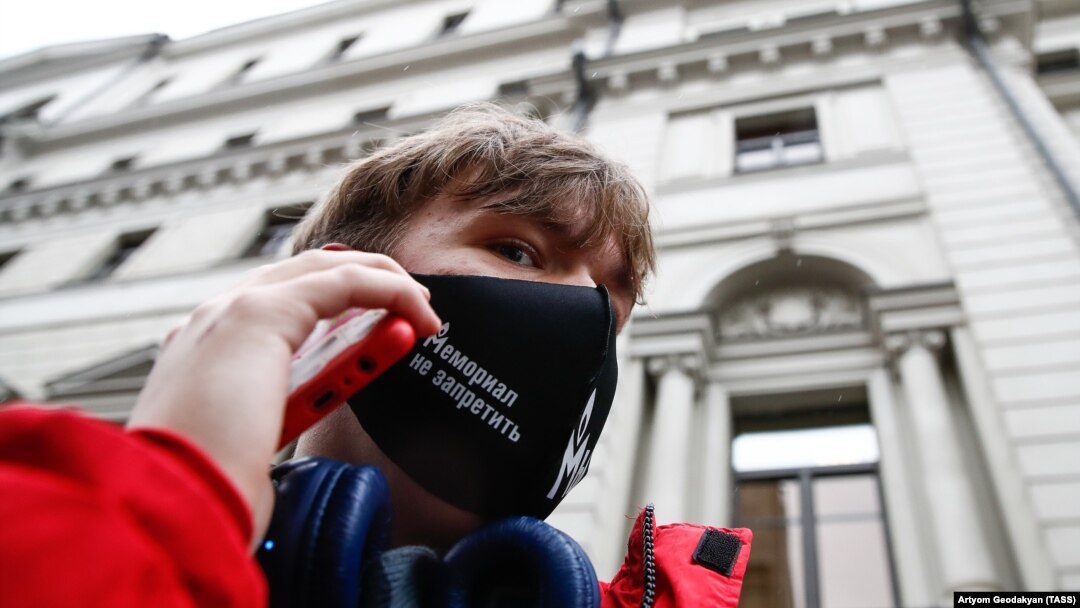"Don't ban Memorial." Demonstrators gathered in front of the Supreme Court building in Moscow on December 14 to support the rights organization.