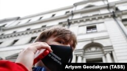 Акция поддержки "Мемориала" у здания суда в Москве