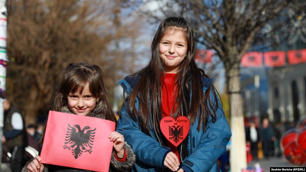 Dy vajza mbajë në duar flamurin e Shqipërisë. Prishtinë, 28 nëntor 2021. 