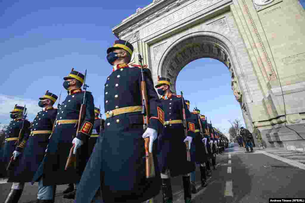 Militari din Garda de Onoare a României trec pe sub Arcul de Triumf din București, cu ocazia&nbsp; repetiției pentru parada militară organizată cu ocazia sărbătoririi Zilei Naționale a României.