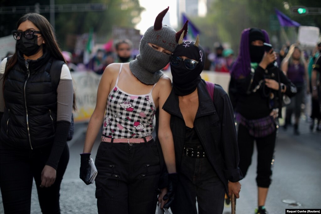 Disa gra duke marrë pjesë në një protestë, në Meksiko Siti, Meksikë.