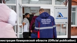 Медики возле входа в шахту «Листвяжная» в Кемеровской области
