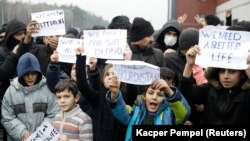 Уцекачы з Азіі ў Брузгах, Беларусь, 25 лістапада 2021