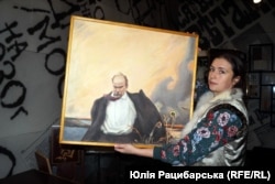 Ірина Рева показує родинну реліквію Береславських