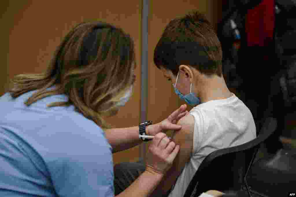 САД - Американските санитарни власти денеска ја одобрија третата доза вакцина против коронаворус на компанијата Фајзер/Бионтек за деца од 12 до 15 години.