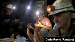 Szénbányászok imádkoznak a zenicai bányában, Boszniában