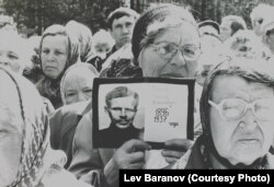 Родичі репресованих та похованих на 12-му кілометрі Московського тракту. З архіву «Меморіалу». Фото Лева Баранова. 30 липня 1992 року