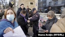 Aktivistkinje Stanislava Staša Zajović ("Žene u crnom") i Nataša Kandić na protestu na Platou Milana Mladenovića, u centru Beograda, zbog novog grafita (murala) koji slavi osuđenog ratnog zločinca Ratka Mladića, 25. novembra 2021.