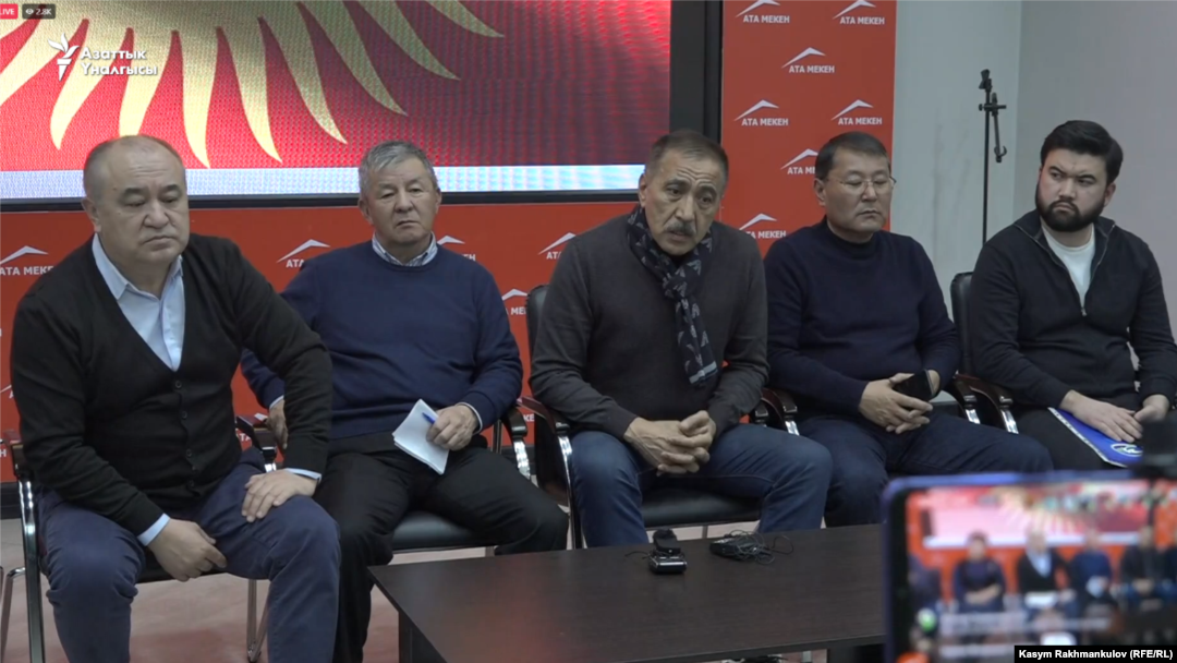 Қирғизистондаги парламент сайлови натижаларидан норози партиялар вакилларининг Бишкекда ўтган матбуот анжуманидан лавҳа