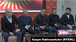 Представители партий, не признавших итоги выборов: (слева направо) Омурбек Текебаев, Исмаил Исаков, Артур Медетбеков, Мелис Мырзакматов и Эржан Кайыпов. 