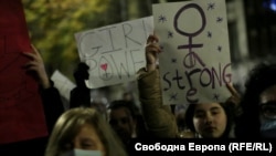 Няколко стотин души се събраха в четвъртък пред Съдебната палата в София. По-малки протести се проведоха и във Варна, Велико Търново и Стара Загора.