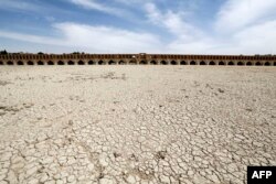 نمایی از زاینده‌رود بی‌آب در فروردین ۹۷