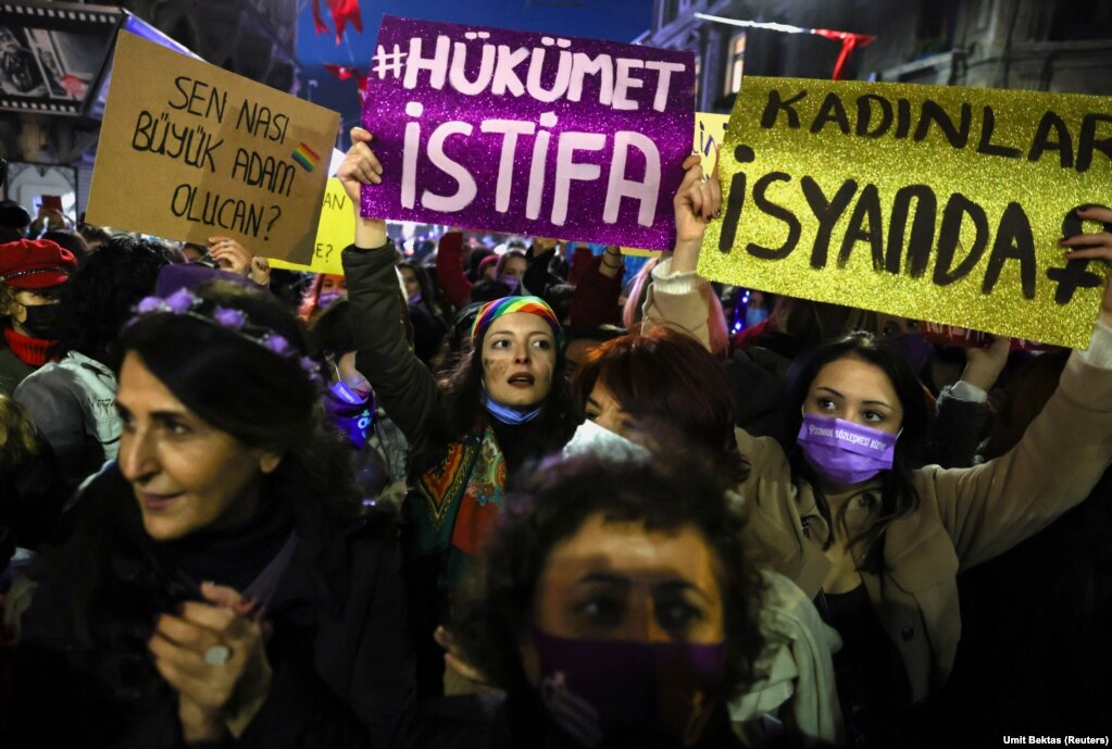Demonstruesit, me banderolat "Qeveria të japë dorëheqje" dhe "Gratë e rebeluara", duke protestuar, në Stamboll, Turqi.