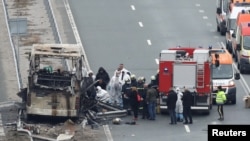  Nesreća se dogodila nešto poslije dva sata ujutro u blizini sela Bosnek na dionici autoputa Struma između Pernika i Dupnice, 31 km jugozapadno od Sofije.
