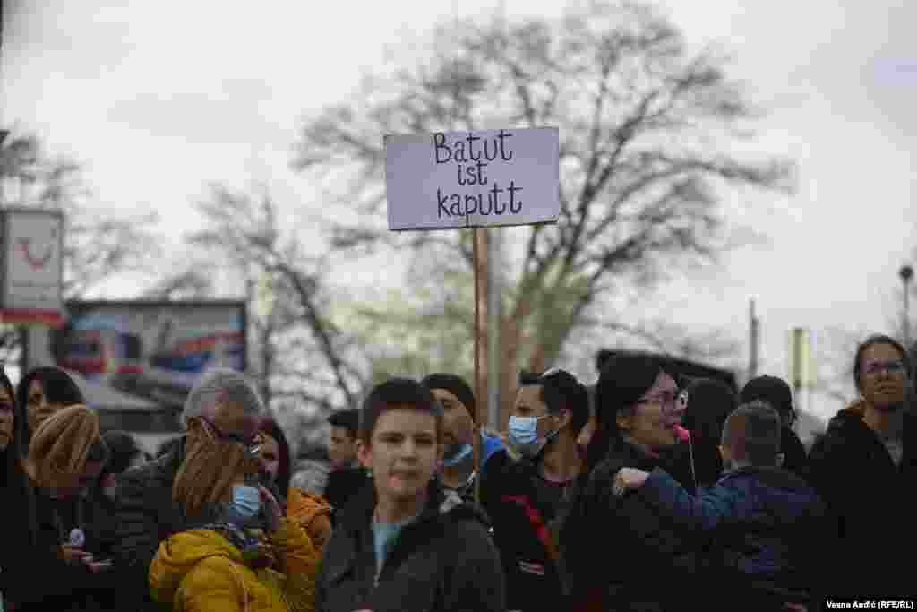 Milica Lukić, naučna saradnica na Geografskom fakultetu u Beogradu, rekla je u svom govoru da zahteva sprovođenje zelene strategije. &quot;Dosta nam je zakona koji se ne sprovode, naš novac se troši za izradu dokumenata koji ništa ne znače&quot;, poručila je ona.