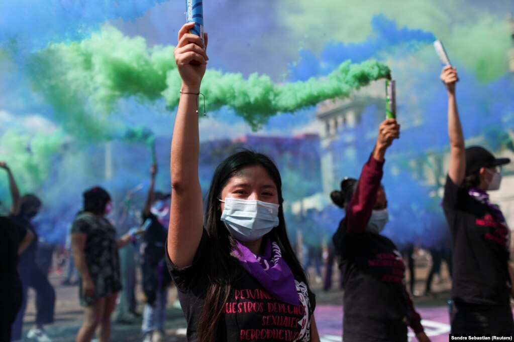Disa gra duke ndezur fishekzjarrë gjatë një proteste, në Guatemala Siti, Guatemalë.