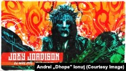 Lucrare artistică realizată de Andrei „Dhope” Ionuț în memoria lui Joey Jordison, toboșar în trupa americană Slipknot.