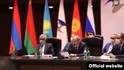 Премьер-министр Армении Никол Пашинян выступает с речью на заседании Евразийского межправительственного совета в расширенном составе, Ереван, 19 ноября 2021 г.