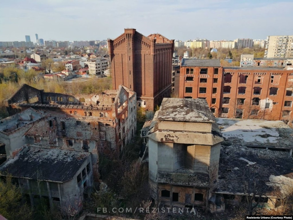 Housing the area's first steam-powered mill, the Moara lui Assan's turbulent history included nationalization and the alleged murder of scion Basil Assan in 1948 by the Communists. His family was told he'd committed suicide by jumping from the fifth floor of police headquarters