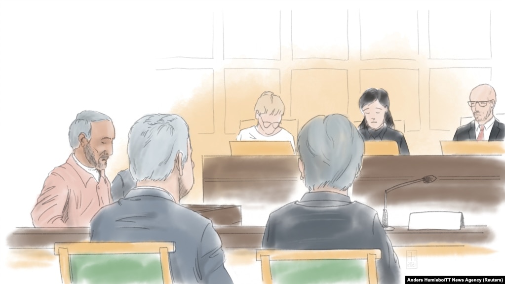 طرحی از نخستین جلسه دفاعیات حمید نوری (سمت چپ) در دادگاه که خبرگزاری رویترز منتشر کرده است.