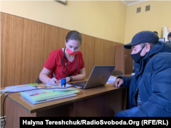 Lvivben Covid-oltási papírokkal látják el a hajléktalanokat