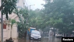 Kiše u južnoj Indiji u ovo vrijeme nisu neuobičajene, iako je ova zemlja ove godine doživjela produženi monsun, a stručnjaci upozoravaju da su klimatske promjene pogoršale problem čineći pljuskove intenzivnijim i učestalijim.