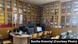 Sallë në degën e Ballkanistikës në Fakultetin Filologjik në Prishtinë, ku në të ardhmen pritet të mbahen ligjëratat, pasi aktualisht ato po mbahen online.