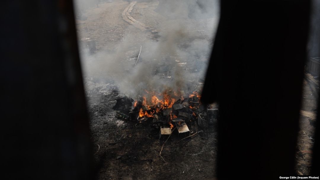 La Sintești /jud. Ilfov, s-au găsit acum un an tone de deșeuri abandonate și incendiate ilegal.